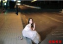 婚礼上新娘接了一个神秘电话，脱下婚纱撒腿就跑