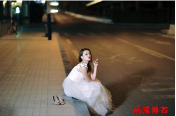 婚礼上新娘接了一个神秘电话，脱下婚纱撒腿就跑